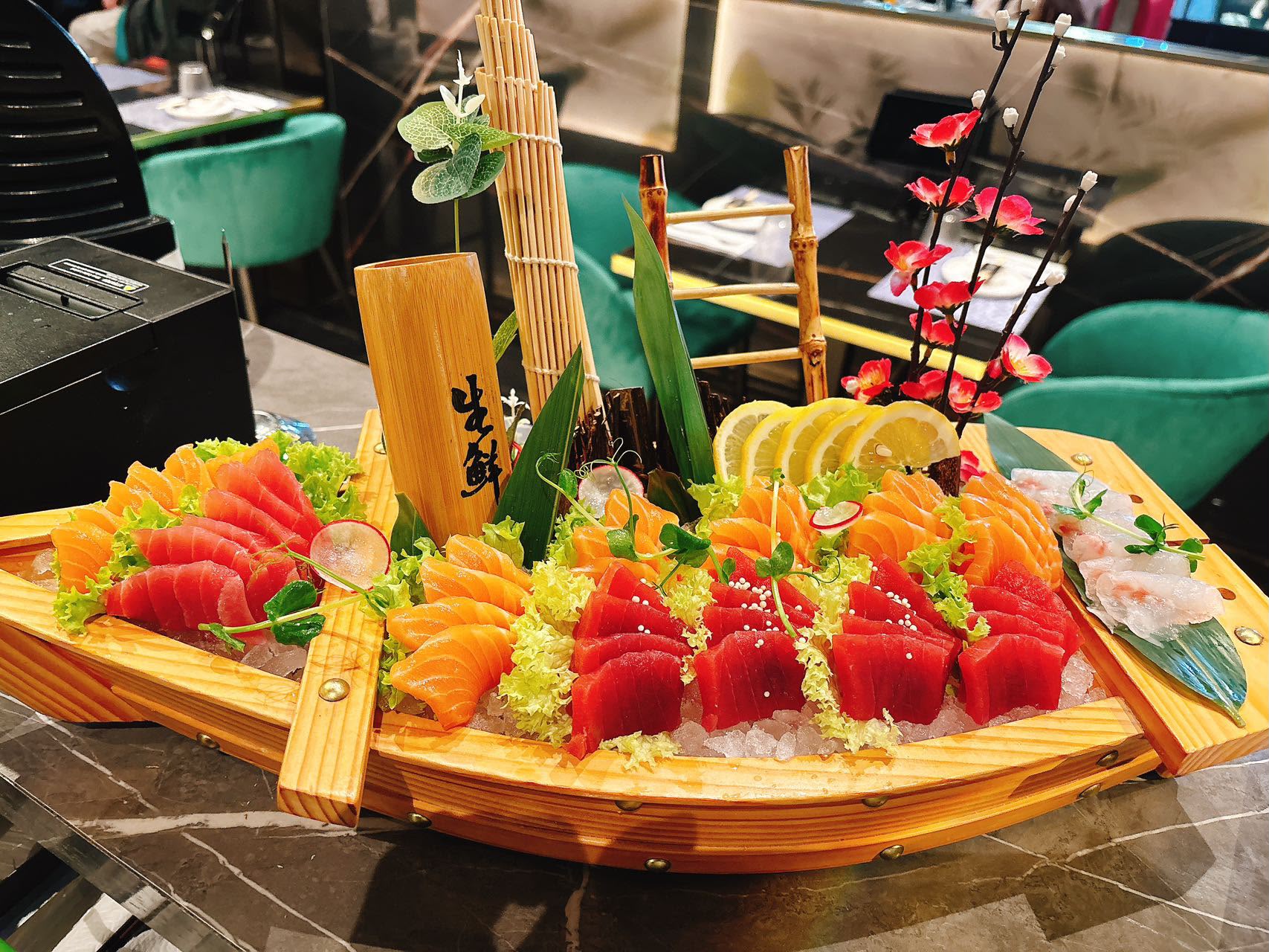 Barca di sashimi e sushi